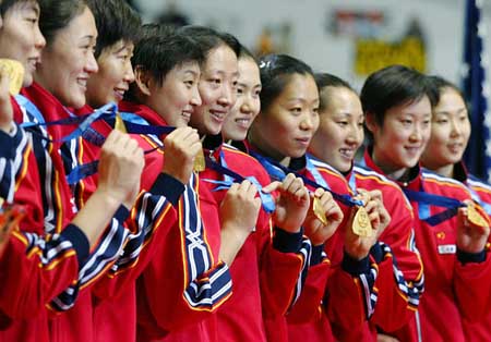图文-中国女排夺得世界杯冠军 全体队员挂上金