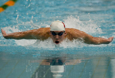图文-备战世界杯游泳赛 菲尔普斯50米蝶泳试身