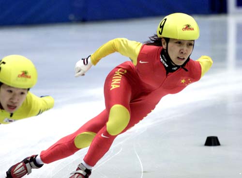 图文短道速滑青年锦标赛中国孙琳琳2000米接力