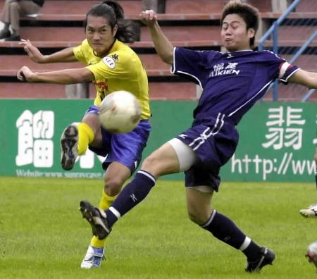 图文-香港联赛杯足球赛 晨曦队以3球大胜香港