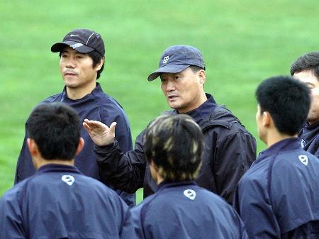 图文-韩国奥足球队抵昆训练 金镐坤给队员讲解