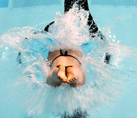 图文-英国游泳奥运选拔赛 名将库克起跳入水瞬