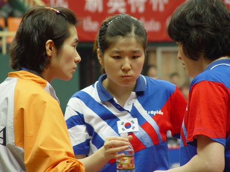 图文-奥运乒球双打预选赛 玄静和指导两女弟子