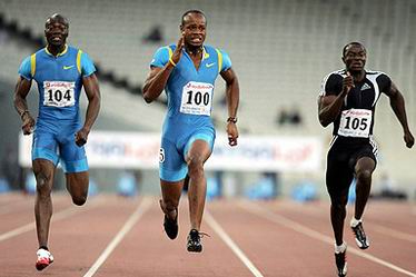 牙买加鲍威尔9秒77打破男子百米世界纪录(视频