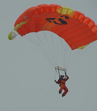 2005年北京中央电视塔低空跳伞国际公开赛举行
