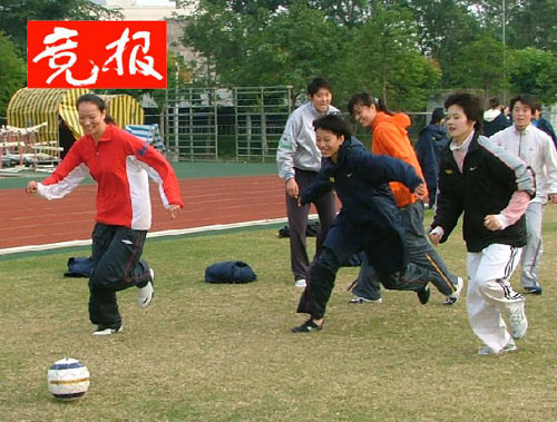 跆拳道队转训海南很放松 游海滩踢足球陈中担