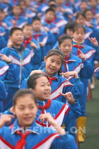 北京中小学生学习微笑手语 将成为孩子们快乐