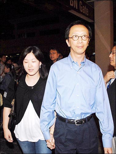 伏明霞退役生活其乐融融携手夫君红馆看个唱(图)