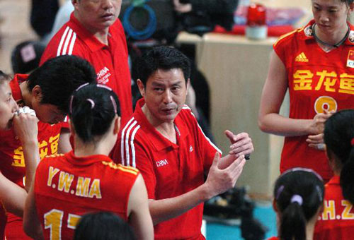 陈忠和在比赛中指导女排队员