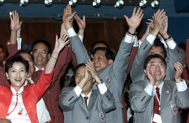 图文-北京申办2008奥运会成功 中国代表团