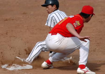 图文-中国棒球联赛北京胜上海 孙岭峰再次上垒