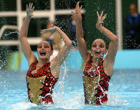 图文-奥运会花样游泳预选赛 美女表演宛如水中