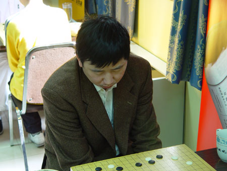 图文第17届围棋名人战本赛俞斌九段陷入沉思