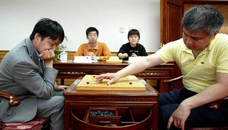 图文-应氏杯围棋赛产生八强 彭荃击败依田纪基