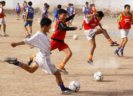 图文-足球少年初长成 新疆喀什市小球员积极训