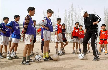 图文-足球少年初长成 教练耐心给小队员做示范