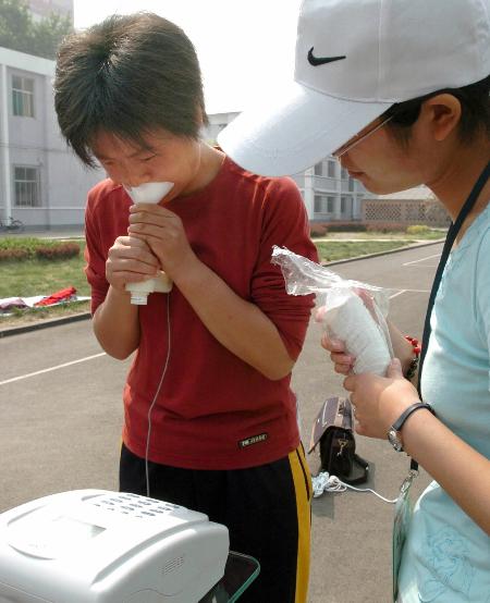 图文-山西测评大中学生体质健康情况 肺活量测