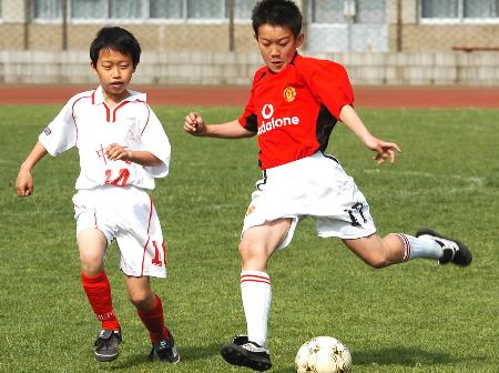 图文-U10、U12少年足球春季训练营 奋力起脚