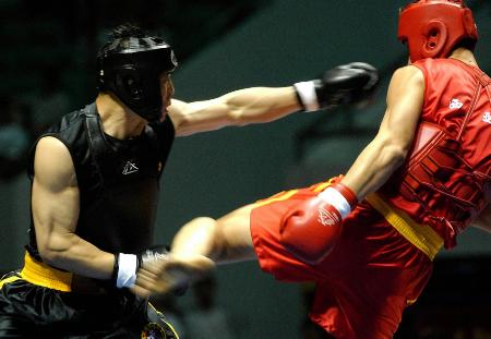 图文-全国武术散打锦标赛产生四强 庆格乐挥拳凶猛