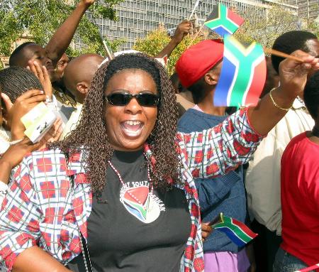 图文-南非喜获2010年世界杯举办权 修女也疯