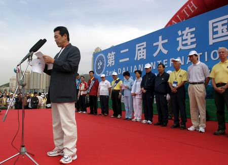 图文-大连国际徒步大会盛况 日航公司代表致词