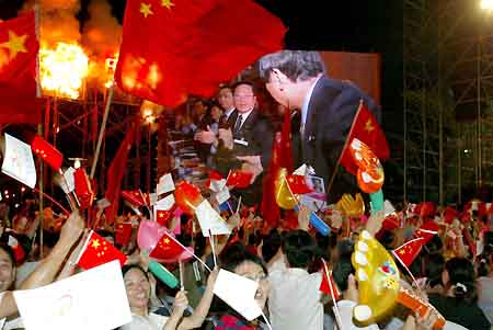 图文-广州庆祝申办亚运会成功 领导和市民同庆