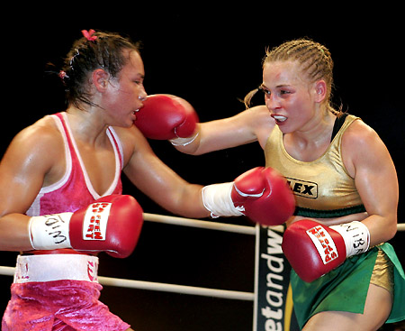 图文-WIBF女子拳击次最轻量级 德国女拳王回击