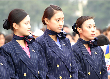 图文-北京国际马拉松赛 全日空的空姐现场观战