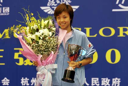图文-乒乓球世界杯张怡宁夺冠此奖杯分量格外重