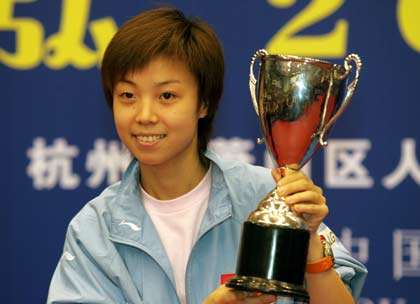图文-乒乓球世界杯张怡宁夺冠手捧奖杯俏皮可人