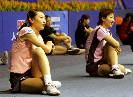 图文-中国羽毛球女队备战中羽赛 队员练习体能