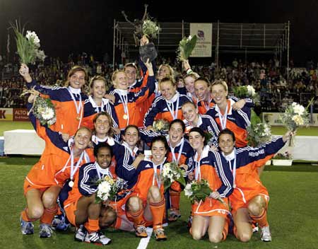 图文-女曲冠军杯荷兰夺冠冠军杯金牌闪耀胸前