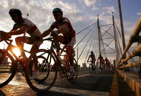 图文-南非群众自行车计时赛 夕阳下的唯美景色