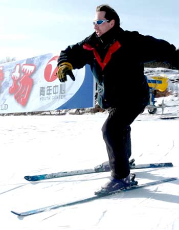 文-洋教练现身滑雪场 骄傲展示优美滑雪姿势_