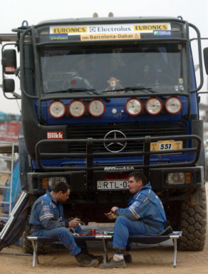 图文-达喀尔拉力赛休息日奔驰卡车机械师检修车辆