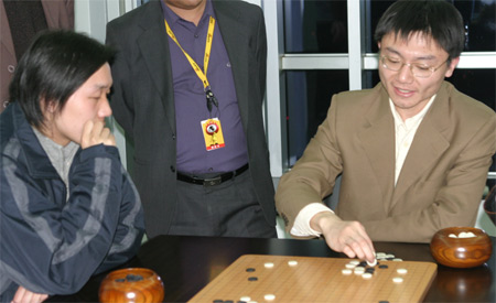 图文新浪杯大学生围棋赛落幕王煜辉帮棋手复盘