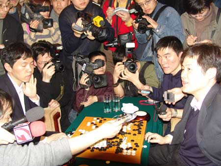 输棋瞬间李昌镐面泛红潮 石佛重演"耳赤"典故(图)