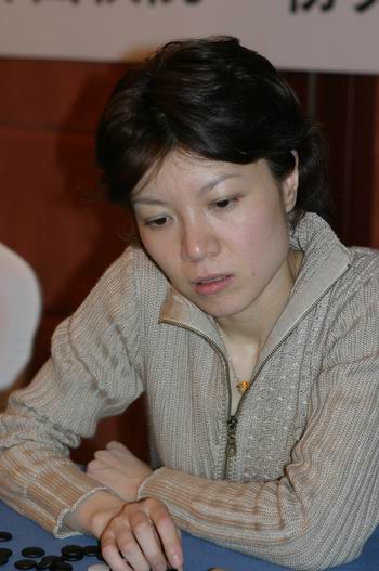 图文俞斌夫人观战lg杯决赛全神贯注研究棋局