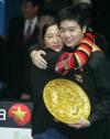 图文-斯诺克中国赛丁俊晖折桂夺冠后与母亲拥抱