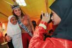 图文-成龙偕奥运冠军世界小姐访印尼佳人奉献爱心