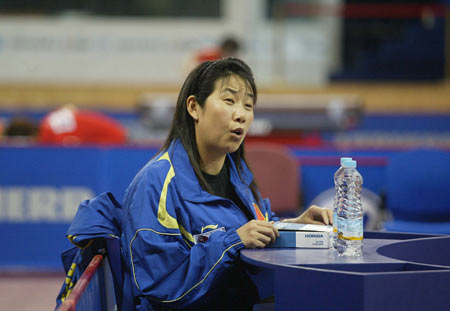 图文-中国乒乓球队适应场地 乔红在场边指导