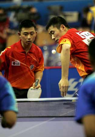 图文-世乒赛男双首轮比赛王励勤稳健回球