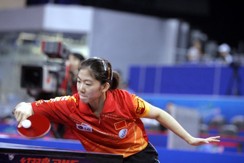 图文世乒赛女单14决赛牛剑锋展开双臂削球
