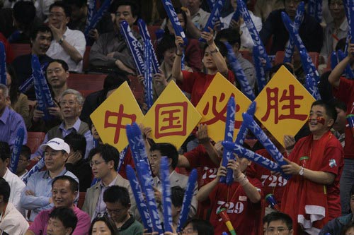 图文-世乒赛男单半决赛激战球迷打出“中国必胜”