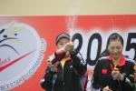 图文-中国击败印尼捧起苏迪曼杯打开幸福的香槟