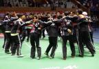 图文-中国击败印尼捧苏迪曼杯队员抱在一起庆祝