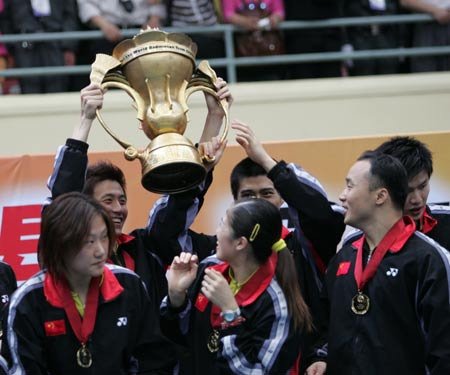图文-中国击败印尼捧苏迪曼杯苏迪曼杯高高在上