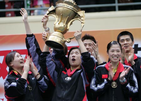 图文-中国击败印尼捧苏迪曼杯捧杯时刻可以忘情