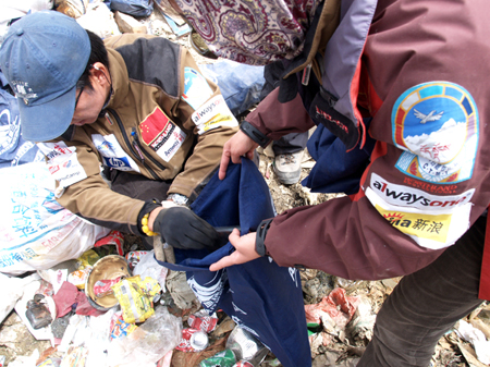 图文-珠峰环保大行动6月5日志愿者整理垃圾样本