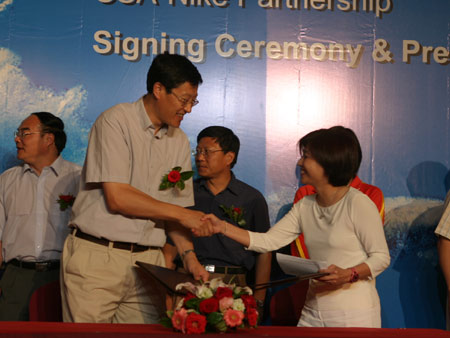 图文-中国游泳协会又添合作伙伴 双方完成签约